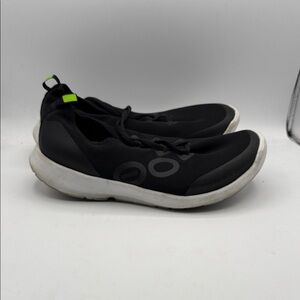 OOFOS men’s 11 Black and White Athletic Shoes s23
